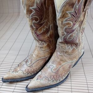 Corral Vintage women's snip toe 2" heel Western boots. Green snd purple thread e